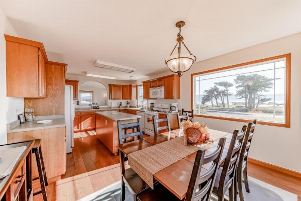 Crescent City Beach House image 15